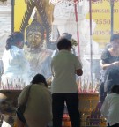 Wat Kasatthirat worshippers.JPG (89 KB)